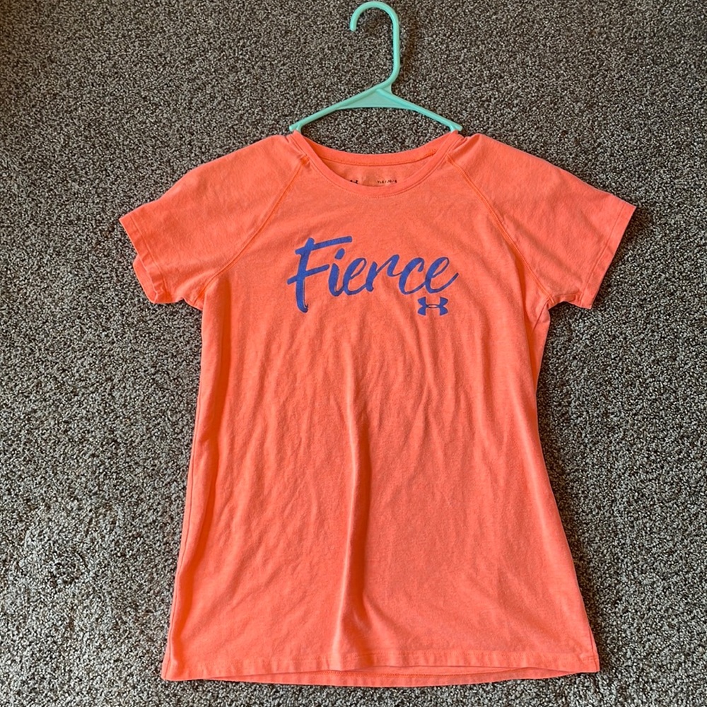 Girls orange under armor t-shirt. Size youth large. T-shirt material is cotton.